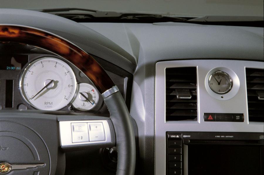  Chrysler 300C Concept 2003 года  (фото 32 из 69)